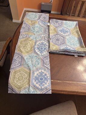 J Queen New York Rectangle Tablecloth (80x 59) Plus 4 Placement Mats